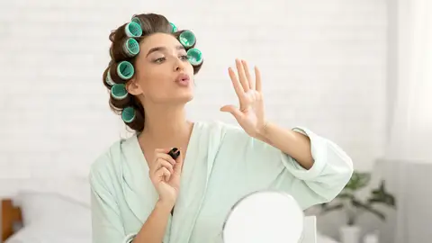 Mujer soplándose las uñas Mujer soplándose las uñas