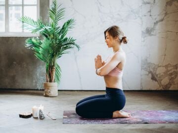 Mujer relajándose y conectando consigo misma