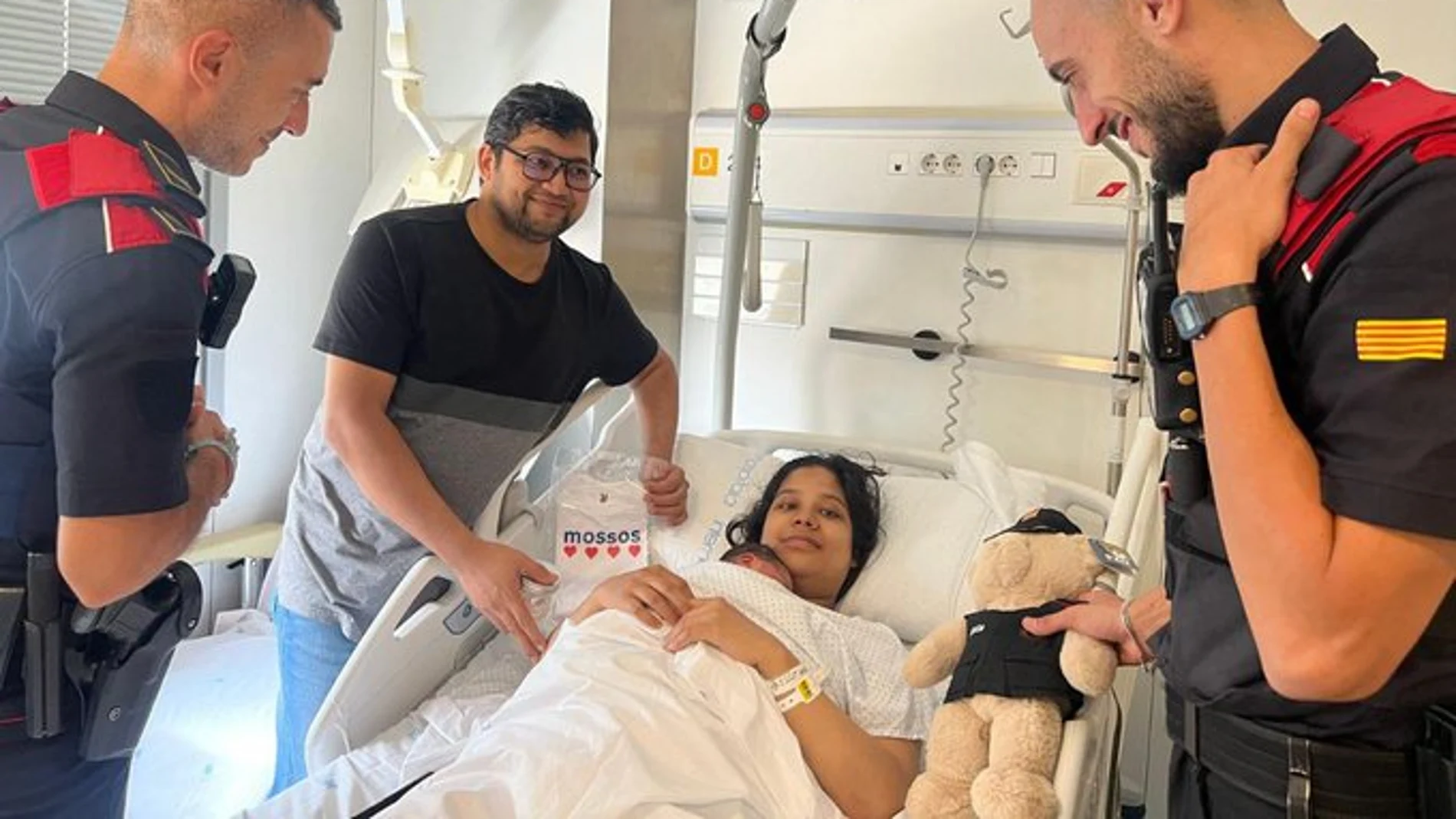 Agentes de los Mossos con la mujer que ha dado a luz en un taxi en el distrito del Eixample de Barcelona Agentes de los Mossos con la mujer que ha dado a luz en un taxi en el distrito del Eixample de Barcelona