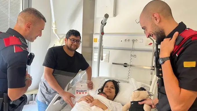 Agentes de los Mossos con la mujer que ha dado a luz en un taxi en el distrito del Eixample de Barcelona Agentes de los Mossos con la mujer que ha dado a luz en un taxi en el distrito del Eixample de Barcelona