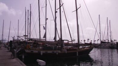 Viven con sus 4 hijos atrapados en un barco semihundido por una presunta estafa: 