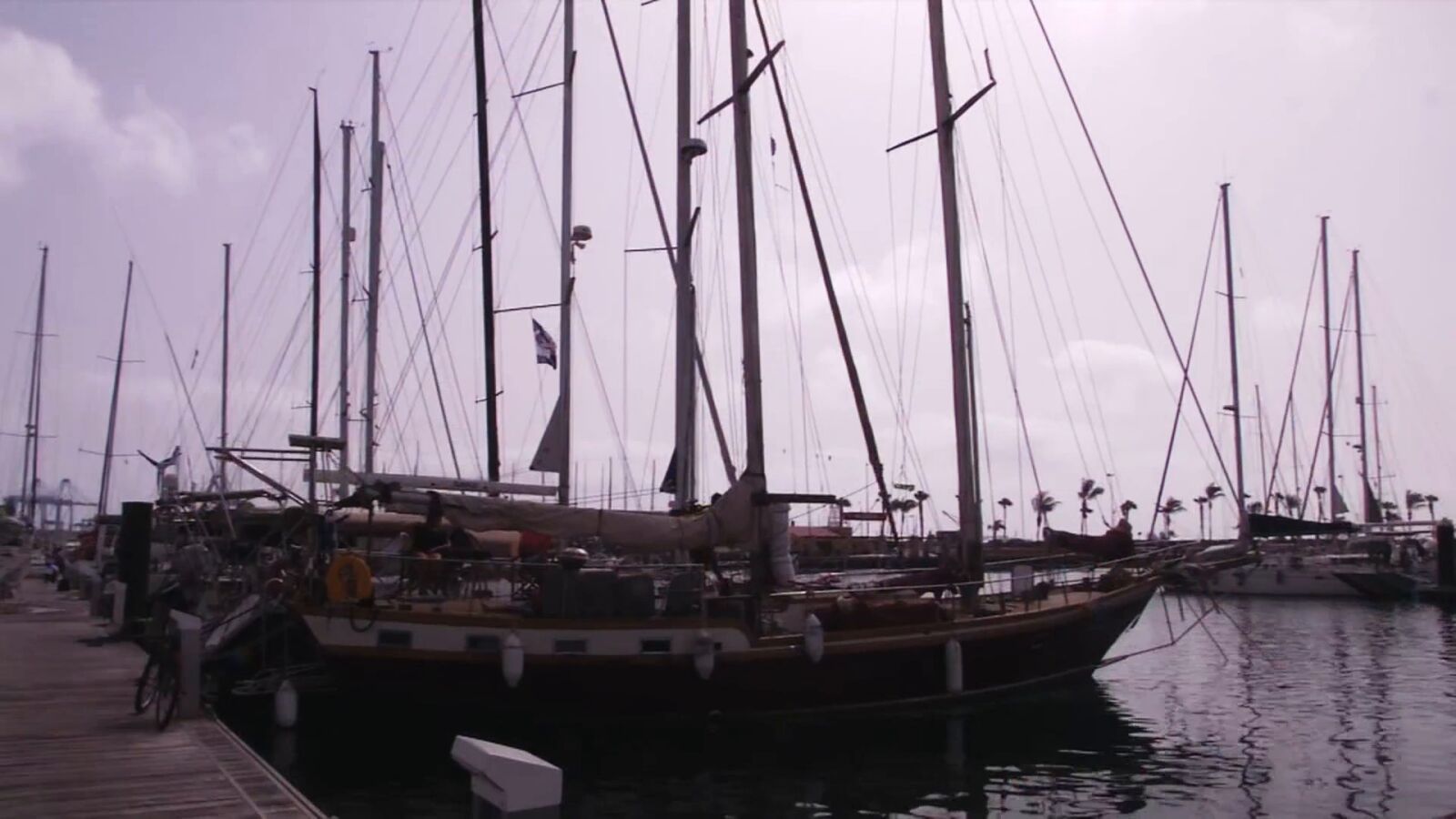 Viven con sus 4 hijos atrapados en un barco semihundido por una presunta estafa: 