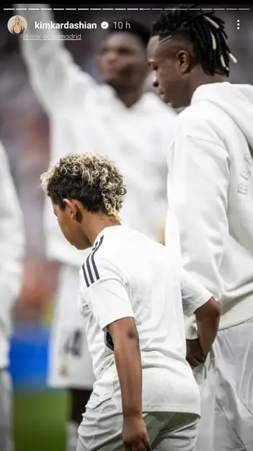 Vinicius Jr saltando al terreno de juego junto al hijo de Kim Kardashian, Saint West Vinicius Jr saltando al terreno de juego junto al hijo de Kim Kardashian, Saint West