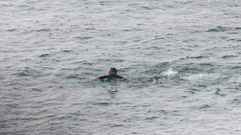Continúan llegando inmigrantes a nado a aguas españolas Continúan llegando inmigrantes a nado a aguas españolas