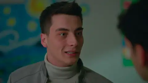 ¡A punto de ser pillados!: Oğulcan se alía con Sarp para robar las preguntas del examen ¡A punto de ser pillados!: Oğulcan se alía con Sarp para robar las preguntas del examen