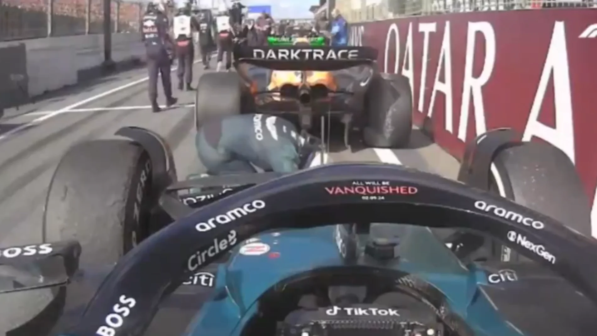 Alonso, echado en el pit lane para 'espiar' al McLaren Alonso, echado en el pit lane para 'espiar' al McLaren