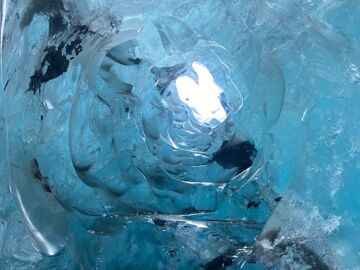 Cueva Breiðamerkurjökull en un glaciar islandés