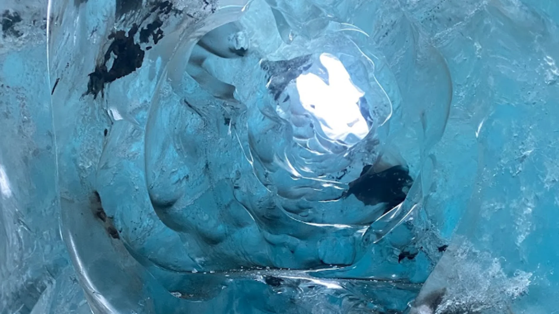 Cueva Breiðamerkurjökull en un glaciar islandés Cueva Breiðamerkurjökull en un glaciar islandés