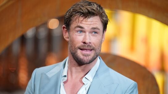 Chris Hemsworth impresiona con sus dotes musicales ante 70.000 personas en un concierto de Ed Sheeran