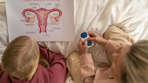 Madre e hija hablando de sexualidad Madre e hija hablando de sexualidad