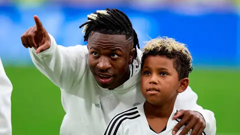 Vini y West mirando al palco donde se encontraba Kim Kardashian Vini y West mirando al palco donde se encontraba Kim Kardashian