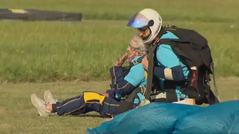 mujer centenaria saltando en paracaidas mujer centenaria saltando en paracaidas