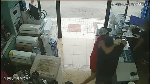 Los vecinos acorralan a un ladrón Los vecinos acorralan a un ladrón