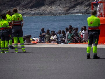 Migrantes procedentes de un nuevo cayuco