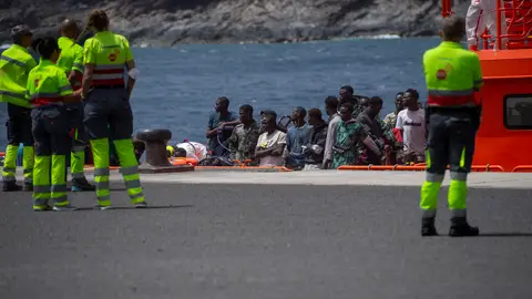 Migrantes procedentes de un nuevo cayuco Migrantes procedentes de un nuevo cayuco
