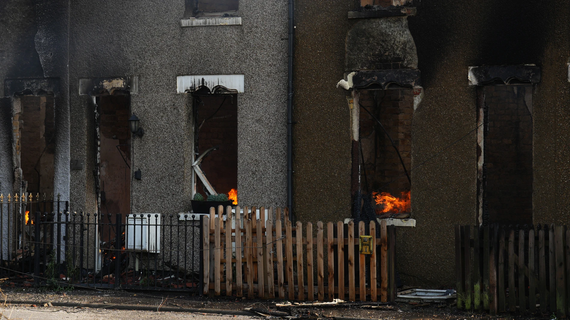 Foto de archivo de una casa incendiada Foto de archivo de una casa incendiada