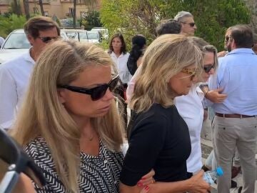 Carla Goyanes y su madre, Cari Lapique, en el funeral de Caritina