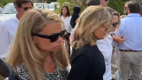 Carla Goyanes y su madre, Cari Lapique, en el funeral de Caritina Carla Goyanes y su madre, Cari Lapique, en el funeral de Caritina