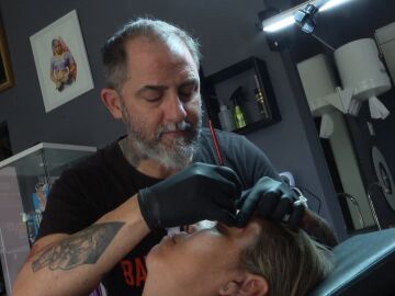 Lelio, el tatuador que hace 'microblading' de forma solidaria para los enfermos de cáncer