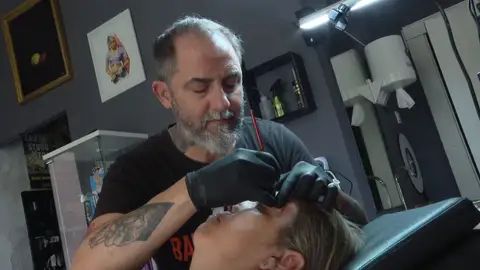 Lelio, el tatuador que hace 'microblading' de forma solidaria para los enfermos de cáncer Lelio, el tatuador que hace 'microblading' de forma solidaria para los enfermos de cáncer
