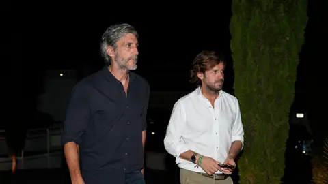 Alfonso de Borbón y Rosauro Varo en su llegada al tanatorio tras la muerte de Caritina Goyanes Alfonso de Borbón y Rosauro Varo en su llegada al tanatorio tras la muerte de Caritina Goyanes