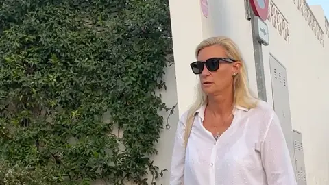 María Zurita en su llegada al tanatorio tras la muerte de Caritina Goyanes María Zurita en su llegada al tanatorio tras la muerte de Caritina Goyanes