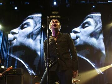 Liam Gallagher cantando "Cigarette's and Alcohol" de Oasis