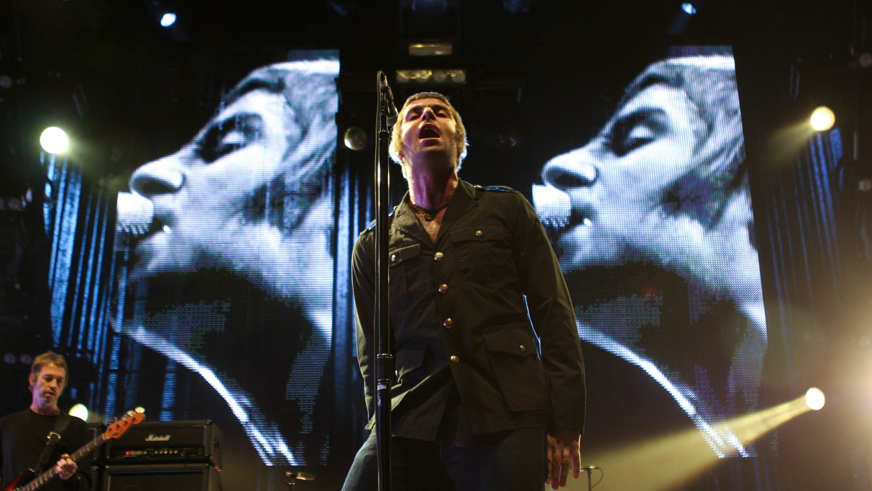 Liam Gallagher cantando durante "Cigarette's and Alcohol" de Oasis