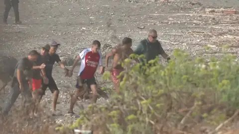 La entrada masiva de migrantes a Ceuta obliga a la localidad a pedir ayuda urgente La entrada masiva de migrantes a Ceuta obliga a la localidad a pedir ayuda urgente