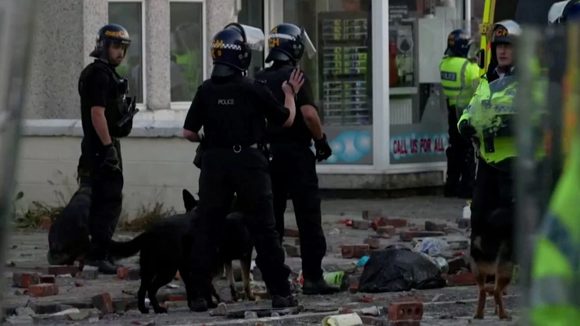 Policía británica hace frente a unos disturbios Policía británica hace frente a unos disturbios
