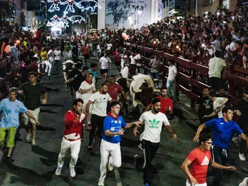 Varios corredores durante el encierro nocturno en las fiestas de San Sebastián de los Reyes Varios corredores durante el encierro nocturno en las fiestas de San Sebastián de los Reyes