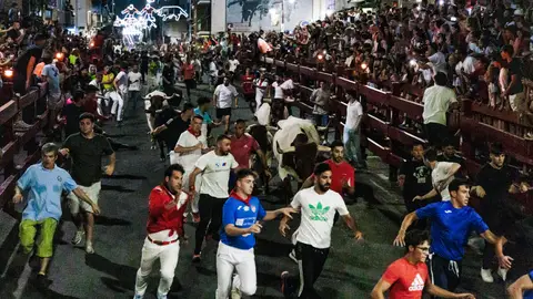 Varios corredores durante el encierro nocturno en las fiestas de San Sebastián de los Reyes Varios corredores durante el encierro nocturno en las fiestas de San Sebastián de los Reyes