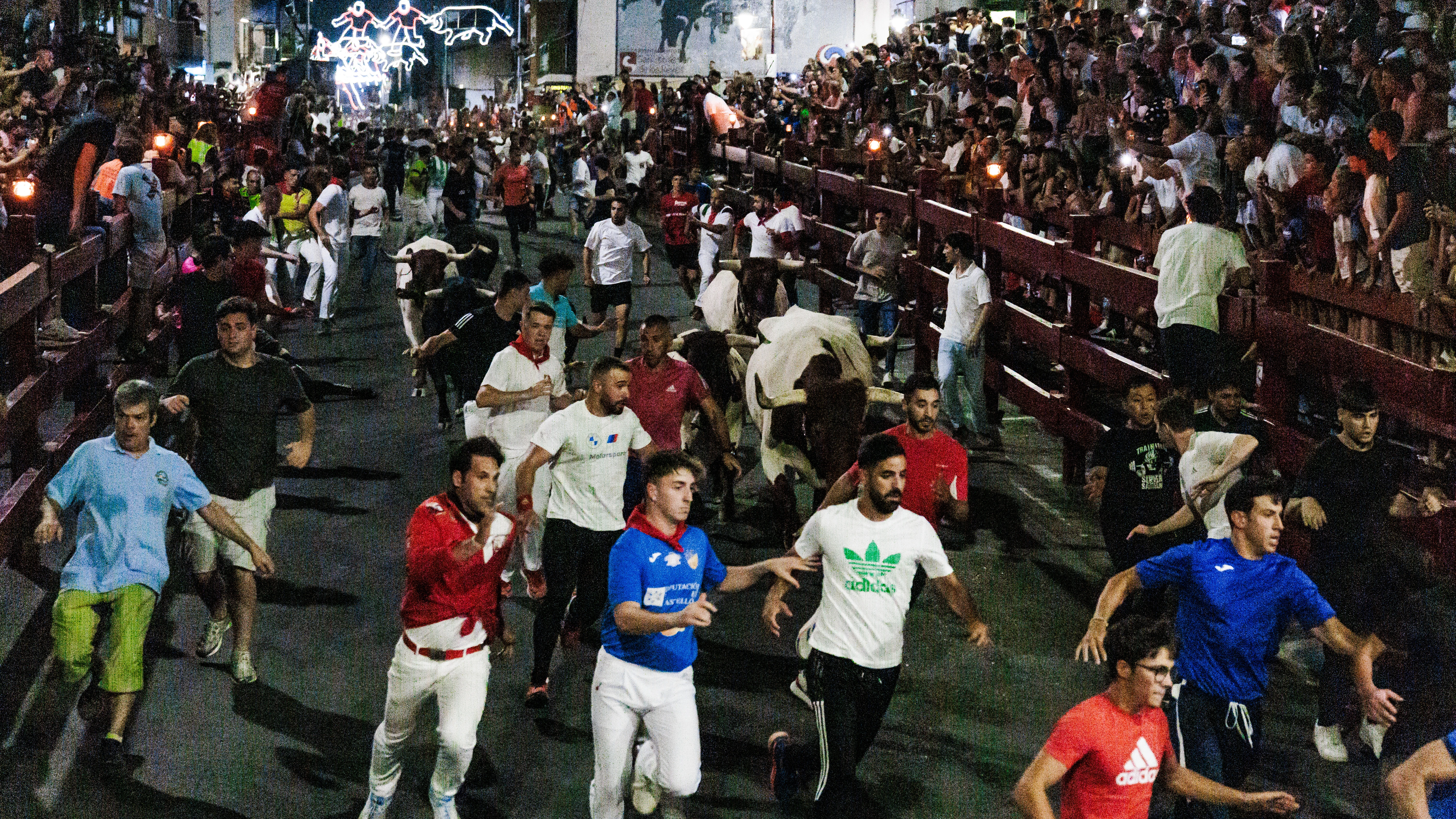 Varios corredores durante el encierro nocturno en las fiestas de San Sebastián de los Reyes Varios corredores durante el encierro nocturno en las fiestas de San Sebastián de los Reyes