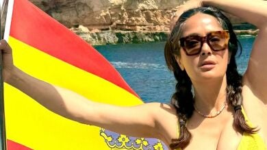 El bikinazo de Salma Hayek a juego con la bandera de España mientras disfruta de Ibiza