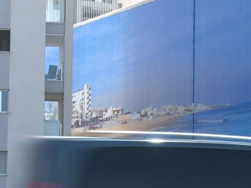 Una lona que sustituye las vistas al mar en Torrevieja