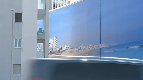 Una lona que sustituye las vistas al mar en Torrevieja Una lona que sustituye las vistas al mar en Torrevieja