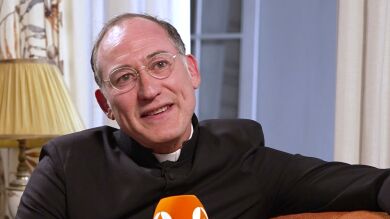 “Me estoy dejando descubrir por él”: Daniel Albaladejo confiesa cómo está siendo interpretar a Don Agustín en Sueños de libertad