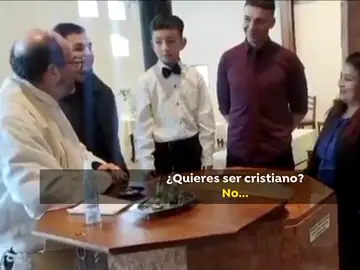 La respuesta viral de un niño en su bautizo La respuesta viral de un niño en su bautizo