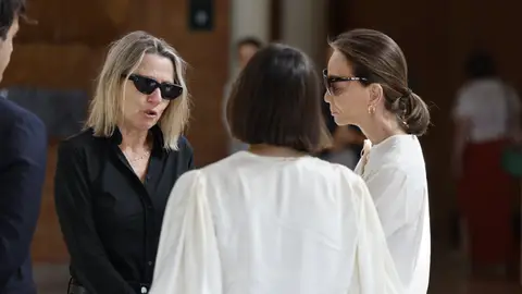 Tamara Falcó e Isabel Preysler arropando a Miriam Lapique tras la muerte de su sobrina, Caritina Goyanes Tamara Falcó e Isabel Preysler arropando a Miriam Lapique tras la muerte de su sobrina, Caritina Goyanes