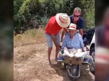 Juan solo puede acceder a su casa en una carretilla: "Por ese camino no puede ni entrar la ambulancia"