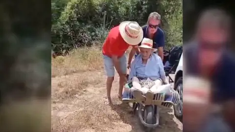 Juan solo puede acceder a su casa en una carretilla: "Por ese camino no puede ni entrar la ambulancia" Juan solo puede acceder a su casa en una carretilla: "Por ese camino no puede ni entrar la ambulancia"
