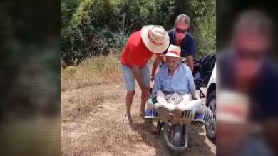 Juan solo puede acceder a su casa en una carretilla: 