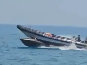 Momento en el que una embarcación de la Guardia Civil pasa por encima de una zodiac con migrantes en Melilla Momento en el que una embarcación de la Guardia Civil pasa por encima de una zodiac con migrantes en Melilla