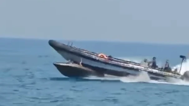 Momento en el que una embarcación de la Guardia Civil pasa por encima de una zodiac con migrantes en Melilla Momento en el que una embarcación de la Guardia Civil pasa por encima de una zodiac con migrantes en Melilla