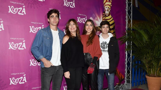Raquel Revuelta y sus tres hijos: Claudia, Miki y Nicol&aacute;s, en 2020
