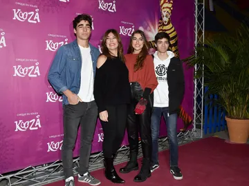 Raquel Revuelta y sus tres hijos: Claudia, Miki y Nicolás, en 2020 Raquel Revuelta y sus tres hijos: Claudia, Miki y Nicolás, en 2020