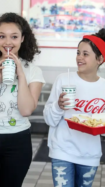 Jenna Ortega y Kayla Maisonet en la serie Entre Hermanos Jenna Ortega y Kayla Maisonet en la serie Entre Hermanos