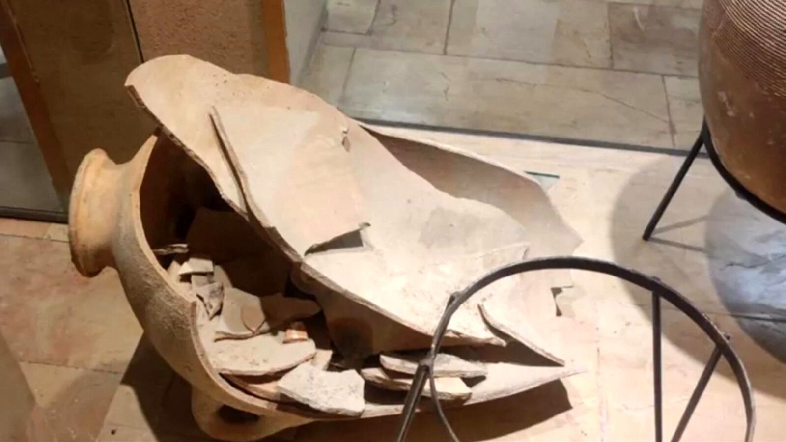 Un niño rompe una pieza de una antigüedad de 3.500 años y no recibe ningún castigo por ello