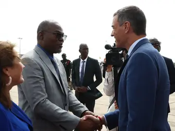 El presidente de Gambia, Adama Barrow, recibe al presidente del Gobierno de España, Pedro Sánchez, a su llegada a un encuentro en Gambia El presidente de Gambia, Adama Barrow, recibe al presidente del Gobierno de España, Pedro Sánchez, a su llegada a un encuentro en Gambia