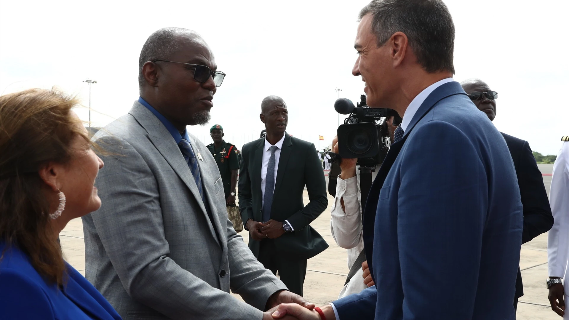 El presidente de Gambia, Adama Barrow, recibe al presidente del Gobierno de Espa&ntilde;a, Pedro S&aacute;nchez, a su llegada a un encuentro en Gambia